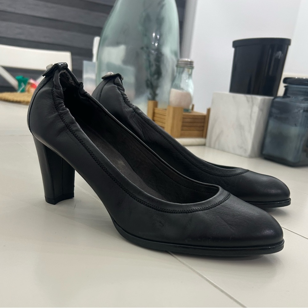 Stuart‎ Weitzman Black leather pumps almond toe casual support size 8